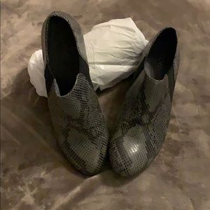 Vionic Women’s Wedge Bootie Gray Snakeskin 9.5